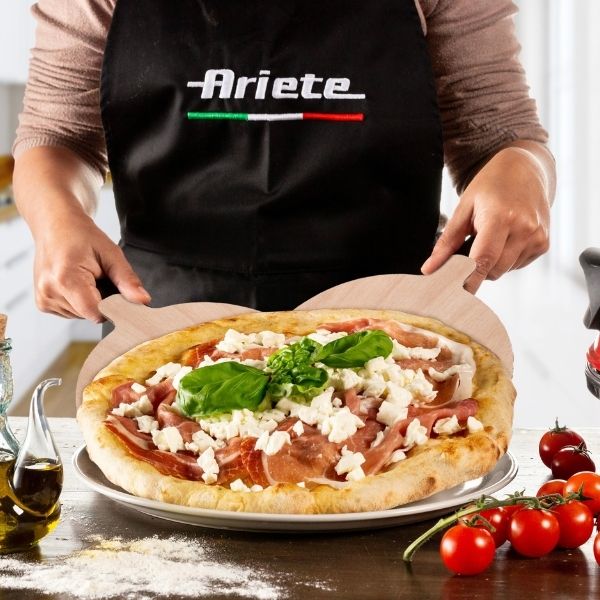 Une pizza sortie du Ariete 909 à l'aide d'une des deux pelles en bois fournies