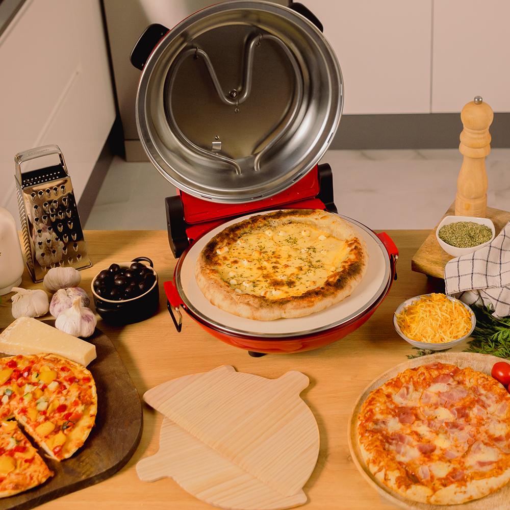 Une pizza cuite dans le Cecotec Pizza&Co Mamma Mia sur sa pierre céramique