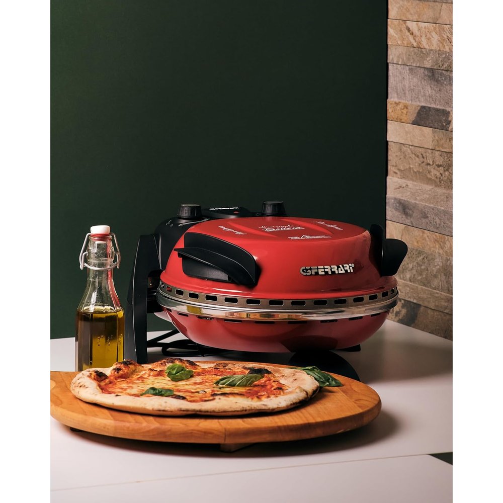 Le G3 Ferrari Delizia sur un plan de travail, la pizza servie sur une planche
