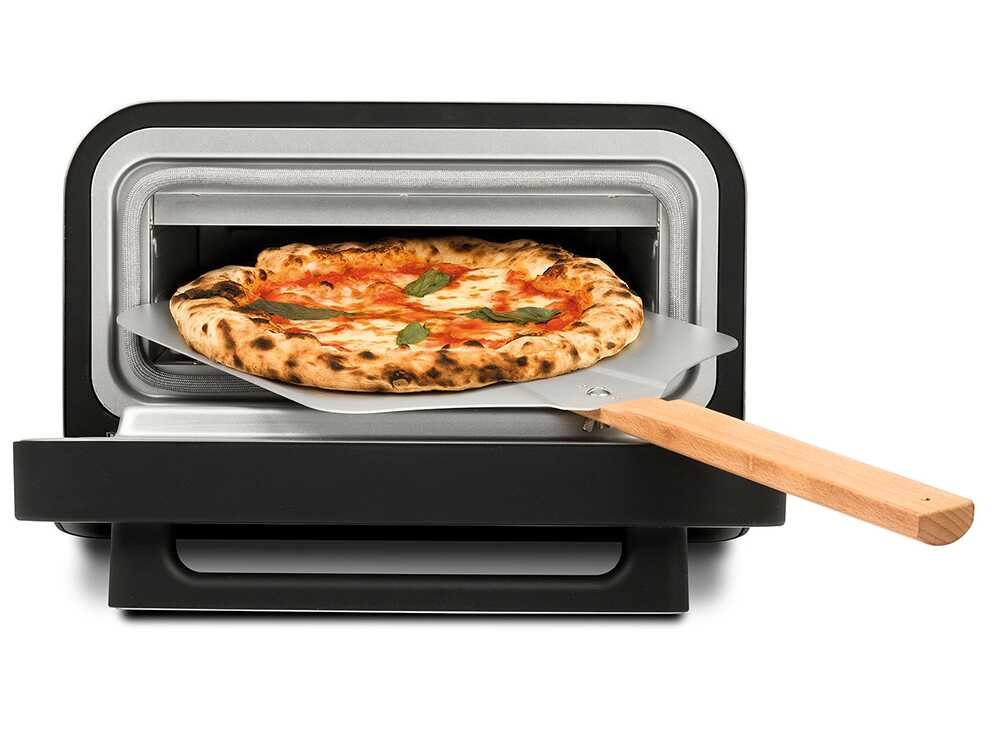 Une pizza margherita sortie du G3 Ferrari Pizza Pro 2 Minuti sur sa pelle en aluminium