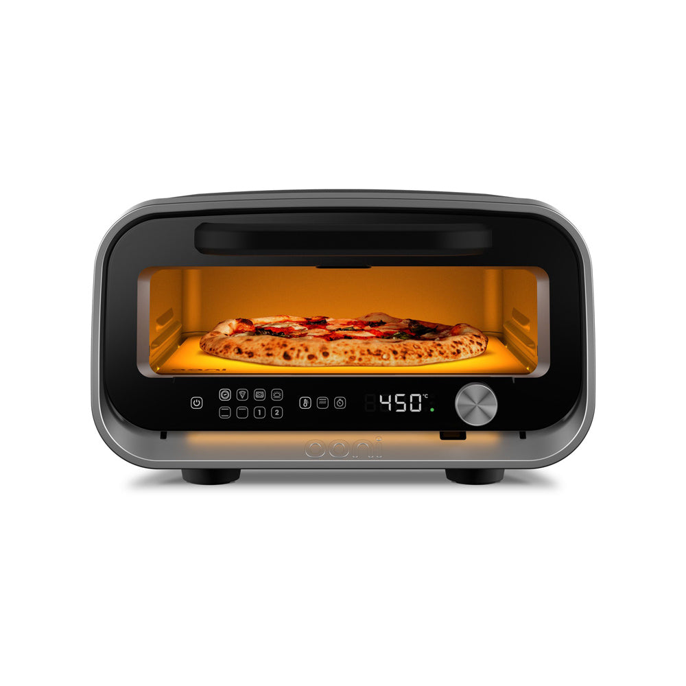 Ooni Volt 2 de face, pizza en cuisson derrière la fenêtre en verre trempé