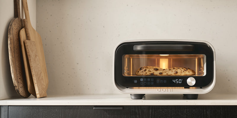 Le Ooni Volt 2 posé sur un plan de travail de cuisine