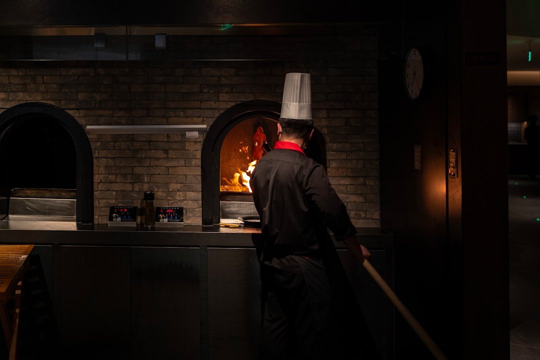 Un four à pizza électrique propre et entretenu, prêt à l'emploi.