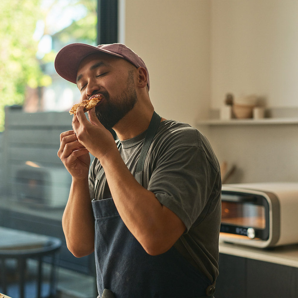 Four à pizza électrique d'intérieur posé sur un plan de travail de cuisine