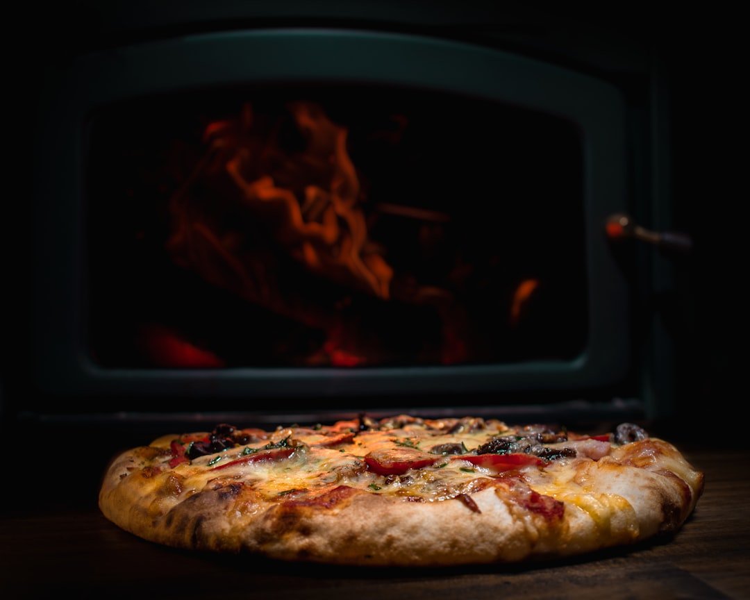 Image d'un four à pizza électrique en train de cuire une délicieuse pizza