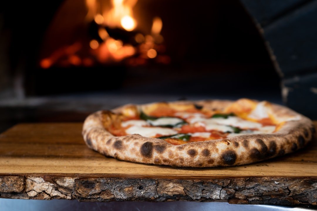 Image d'une cuisine avec un four à pizza et une hotte aspirante moderne